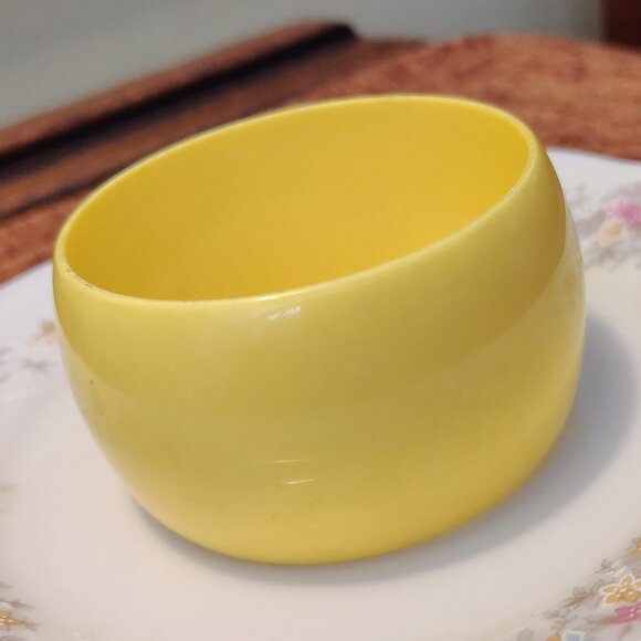 Vtg Pastel Yellow Wide Thick Plastic Lucite Chunky Statement Bangle Bracelet MOD - Picture 6 of 6